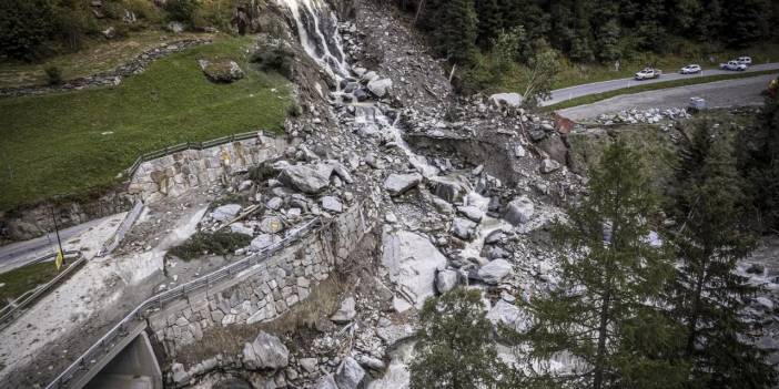 Toprak kayması nedeniyle mahsur kalan turistler helikopterle tahliye edildi