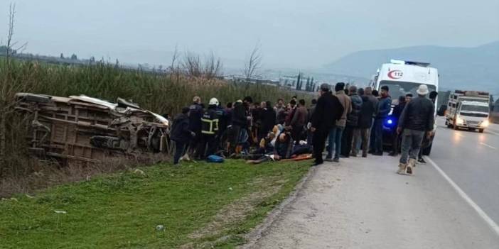 Tarım işçilerini taşıyan minibüs sulama kanalına uçtu: 21 yaralı