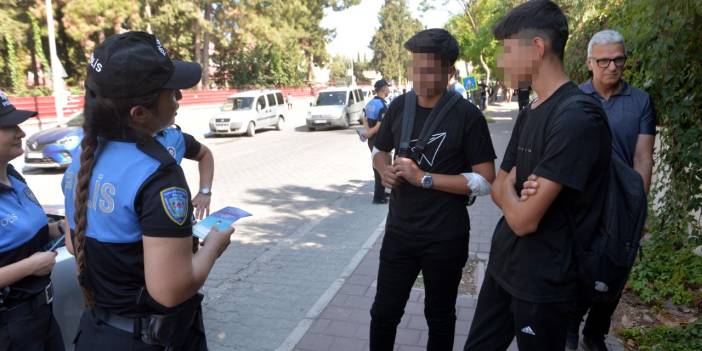 Adana polisinden eğitim öğretim denetlemesi.Okulların çevresinde dolaştılar