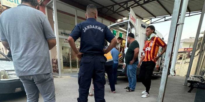 Adana'da öğrenci servisi devrildi yaralılar var