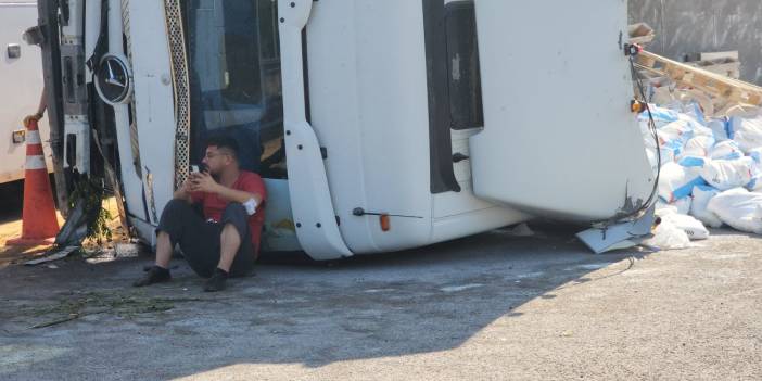 TIR'ı devrilen sürücüsü başında oturup bekledi