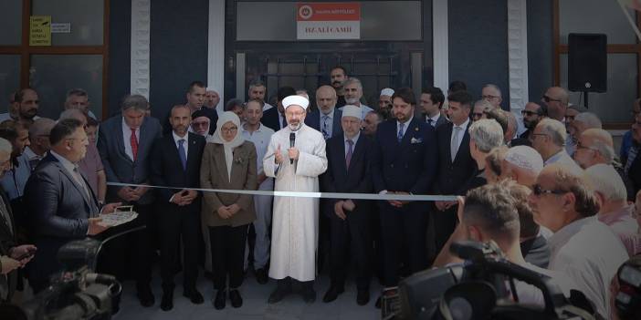 Diyanet Başkanı Ali Erbaş'ın Kelime-i Şehadet'i yanlış okuması olay oldu. Kelime-i Şehadet'in doğrusu şu şekilde