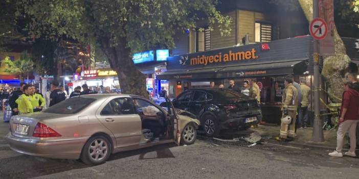 Otomobil park halindeki bir otomobile çarptı: 1'i ağır 4 yaralı