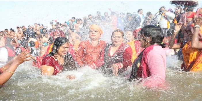 Dini ritüel için nehre giren 37'si çocuk 46 kişi boğuldu