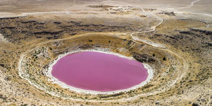 Pembe rengi ile ünlenen Meyil Obruk Gölü kuraklık nedeniyle kurudu