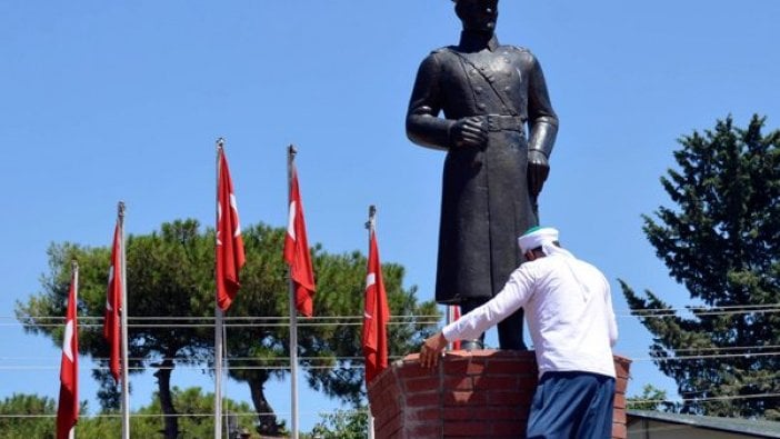 Mehmet Demirkol’dan Atatürk büstüne saldıran zanlı için sert sözler