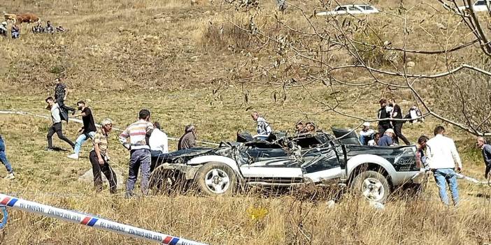 Yoldan çıkan kamyonet, 70 metreden yuvarlandı: 2 ölü