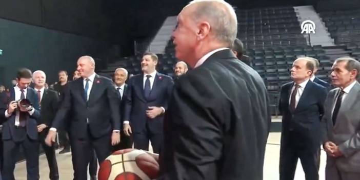 Erdoğan açılışta basket attı. Dursun Özbek de sahadaydı