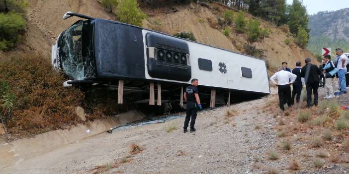 Burdur'da yolcu otobüsü tıra çarpıp şarampole devrildi: 8 yaralı