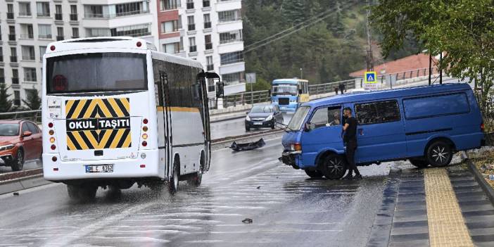 Ankara'da kontrolden çıkan minibüs kayalıklara çarptı