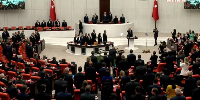 Erdoğan kürsüye yürürken tek bir parti ayağa kalkmadı