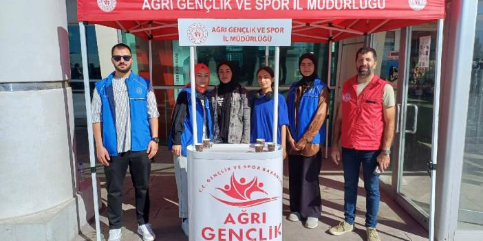 Ağrı'ya gelen üniversite öğrencileri çikolata ve çiçeklerle karşılandı