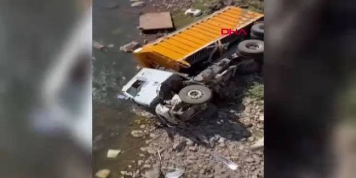 Köprüden düşen kamyonun şoförü ağır yaralandı