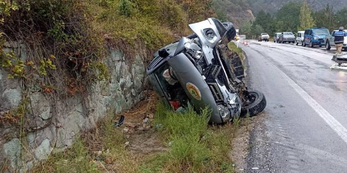 Orman personelini taşıyan kamyonet duvara çarptı 4 yaralı