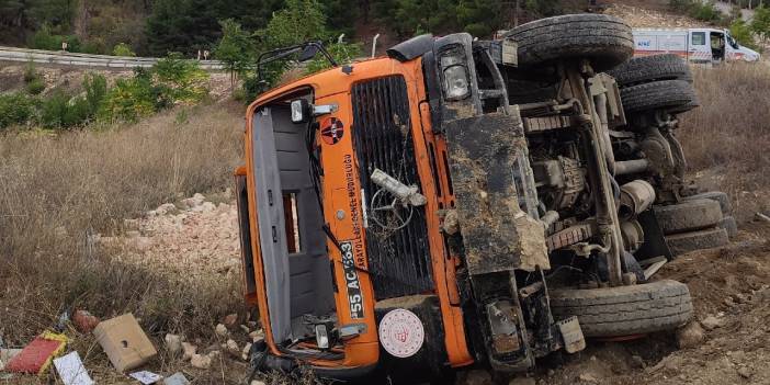 Amasya'da freni boşalan kamyon şarampole devrildi