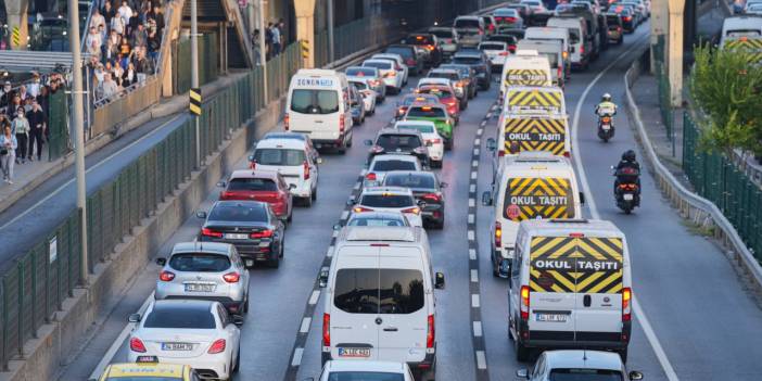 İstanbul'da sabah saatlerinde trafik yoğunluğu yaşanıyor