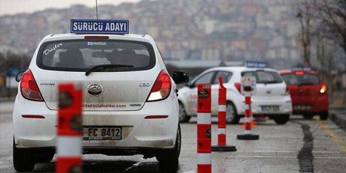 Ehliyet sınavında kopya çekmek istedi yakalandı