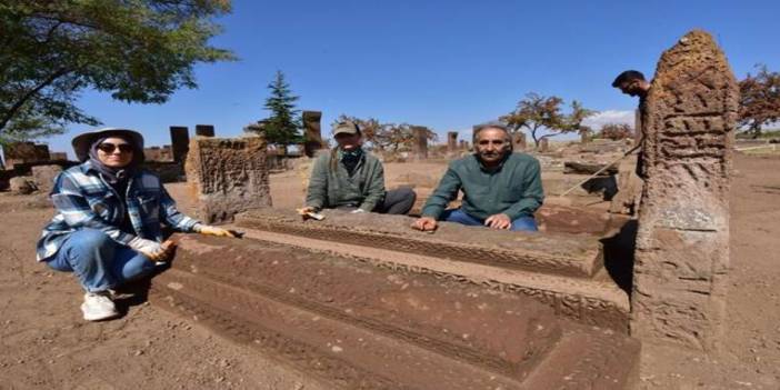 Bitlis Ahlat'ta tarihi 6 sanduka mezar gün yüzüne çıkarıldı