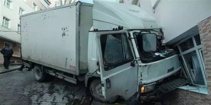 İstanbul  Beyoğlu’nda bir kamyonet binaya girdi