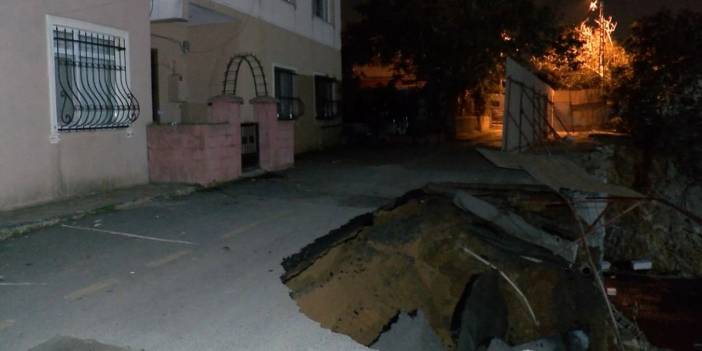 Üsküdar'da yol çöktü. Bina apar topar boşaltıldı