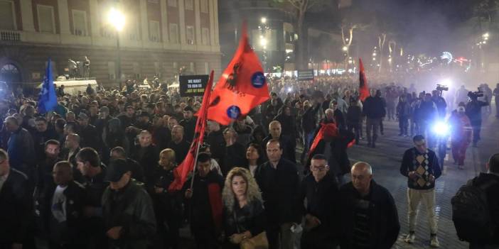 Arnavutluk’ta hükümet karşıtı protesto