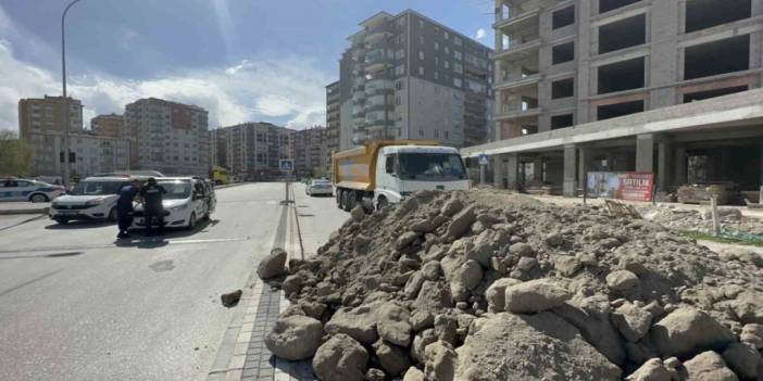 Niğde'de bir kişi tarlasından geçen yolu kum döktürüp kapattı