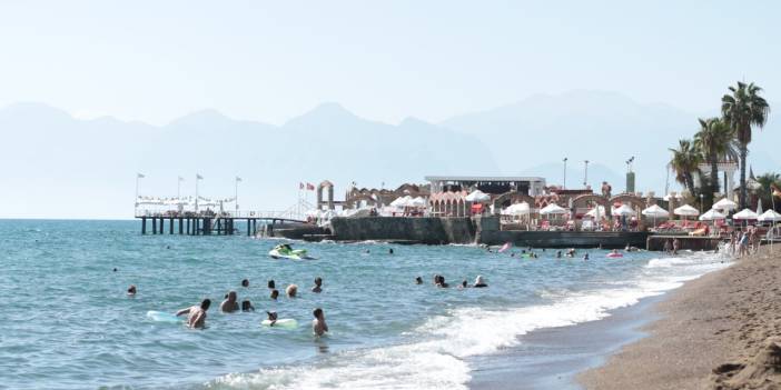 Antalya'da sıcak havadan bunalanlar sahillere koştu