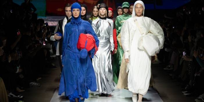 Moscow Fashion Week tüm hızıyla devam ediyor: Rus başkentinde canlı moda gösterileri