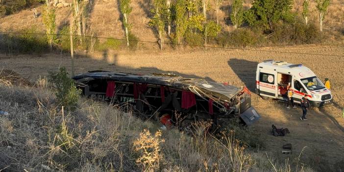 Afyonkarahisar'da yolcu otobüsü devrildi: 21 yaralı