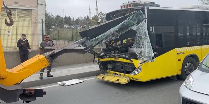 İETT otobüsleri kafa kafaya çarpıştı. 2 yolcu yaralandı