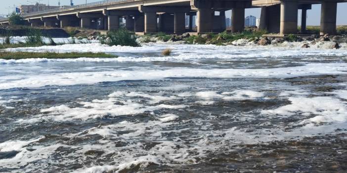 Dicle Nehri üzerinde bilinmeyen ‘Beyaz köpük’ endişe yarattı