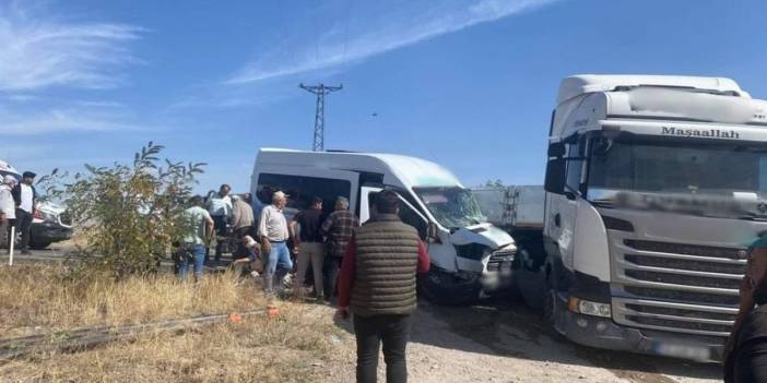 Yolcu minibüsü TIR'a çarptı: 11 yaralı