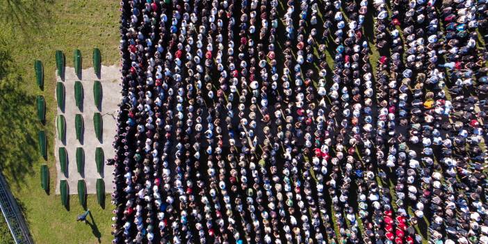 Bosna Hersek'teki selde yaşamını yitirenler için toplu cenaze töreni yapıldı