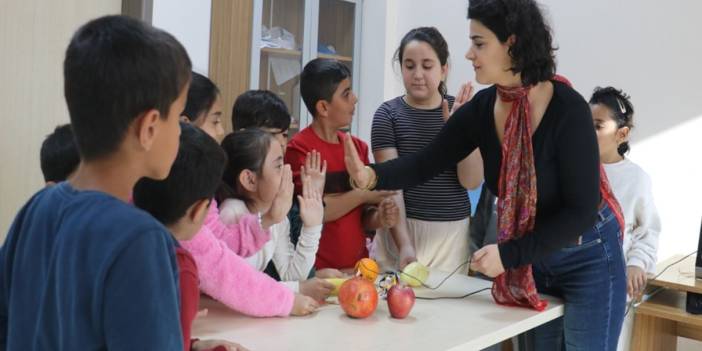 ‘Robotik Kodlama’ dersinde öğrendikleri sistemle meyvelerden piyano yapıp çaldılar