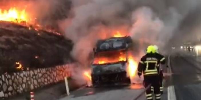 Tarsus'ta seyir halinde olan minibüs, alev alev yandı