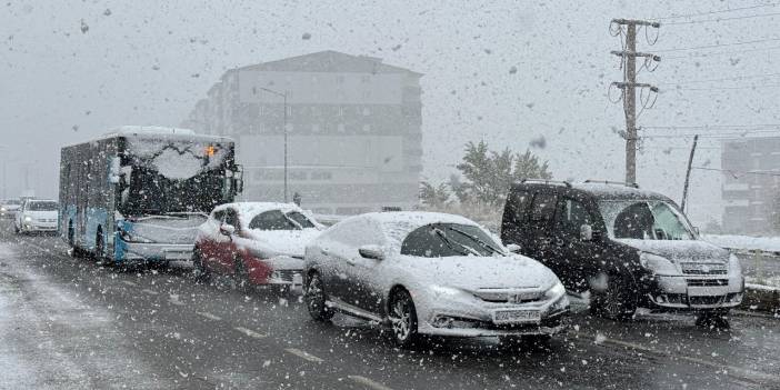 Bitlis’te yılın ilk karı yağdı