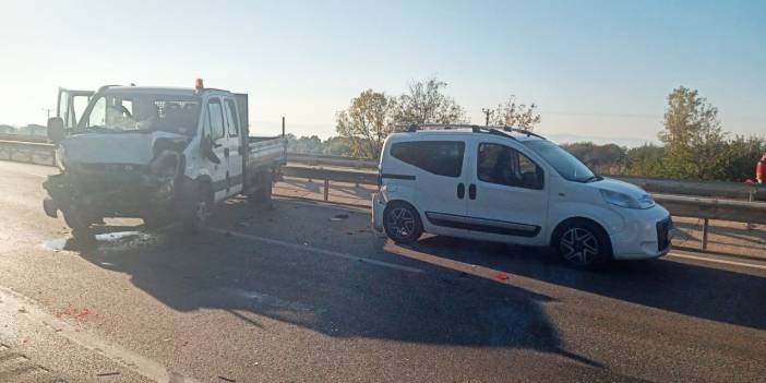 Bursa'da 3 araç birbirine girdi 9 kişi yaralandı