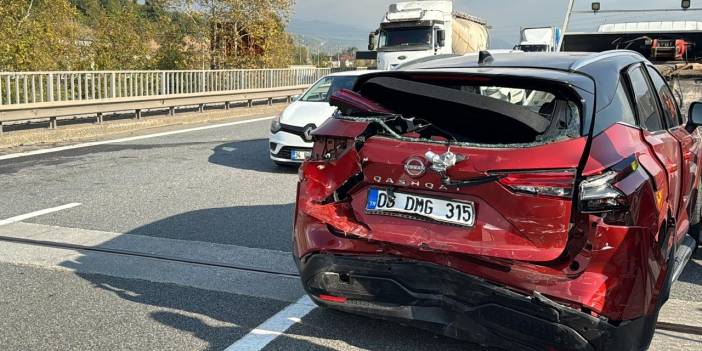 Anadolu Otoyolu'nun Düzce kesiminde zincirleme trafik kazası: 4 yaralı