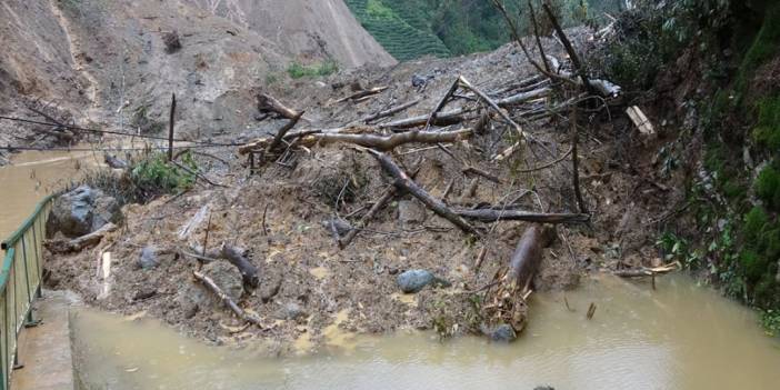 Rize'de heyelanın önünü kapattığı derede su seviyesi yola ulaştı