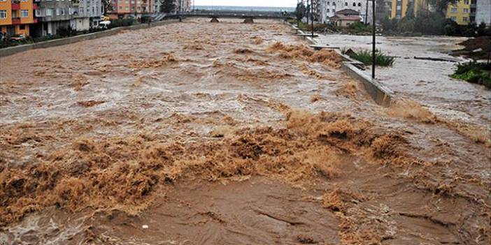 Rize'de sağanak hayatı olumsuz etkiledi. Bazı noktalarda heyelan meydana geldi