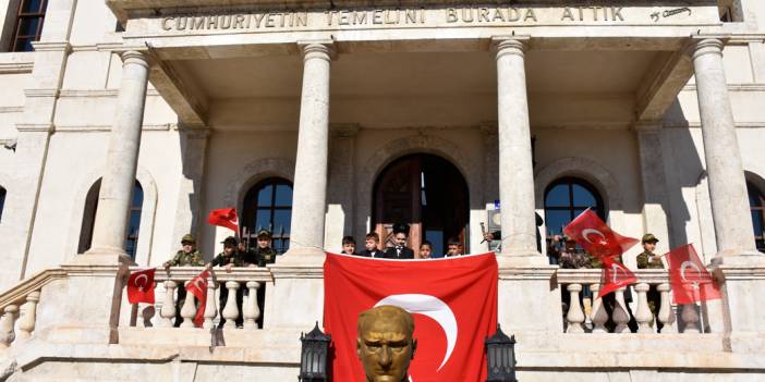 İlkokul öğrencileri Cumhuriyet’in ilanını temelinin atıldığı yerde canlandırdı