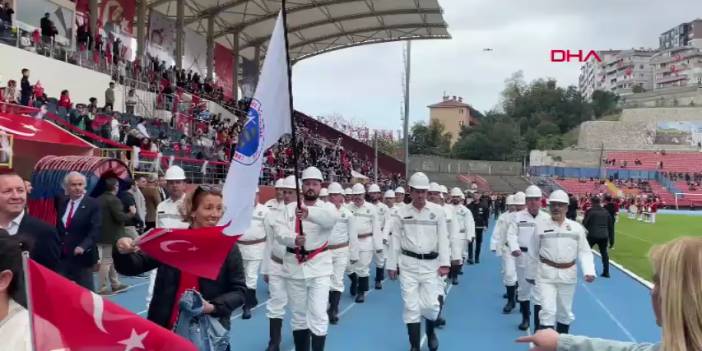 Zonguldak’taki törende madenciler, beyaz kıyafetleri ve baretleriyle yürüdü