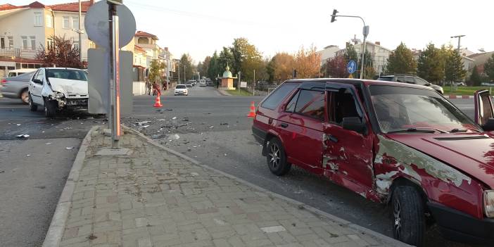 Kütahya'da 2 otomobil kazası; 3 yaralı