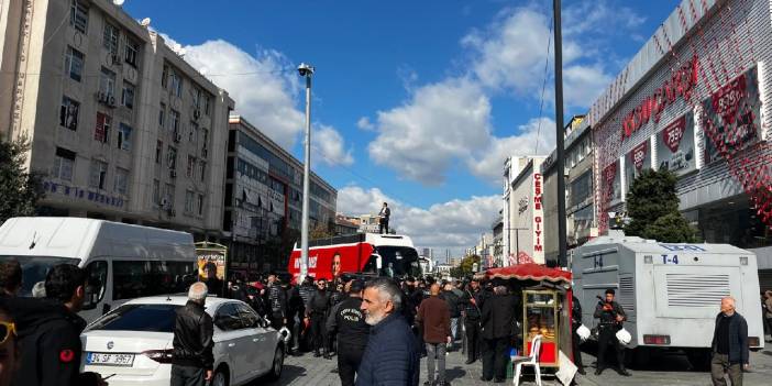 Esenyurt’ta Özgür Özel'in bulunduğu otobüse engelleme