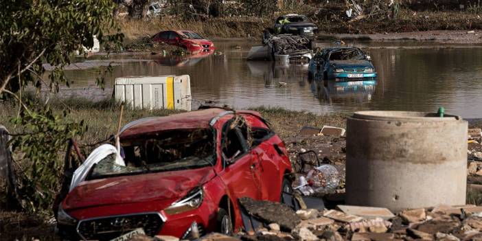 Sel felaketinin ardından en az 158 kişi yaşamını yitirdi