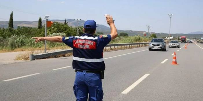 Jandarma şüphelenip durdurunca araçtan tarihi eser fışkırdı