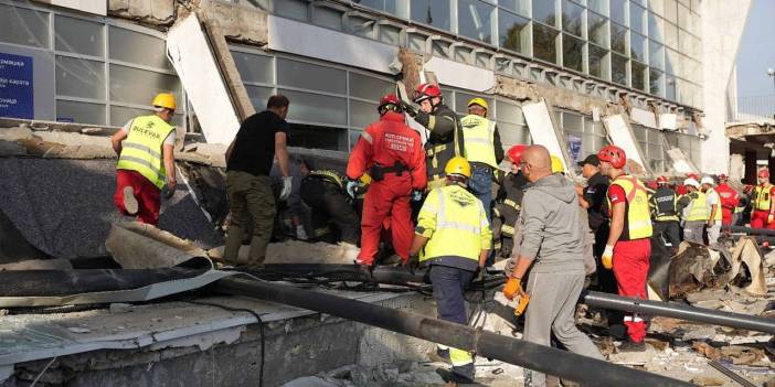 Sırbistan'da tren istasyonundaki beton sundurmanın çökmesi sonucu 13 kişi öldü