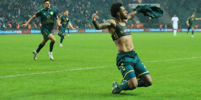 Kocaelispor son anda kazandı. Stat yıkıldı