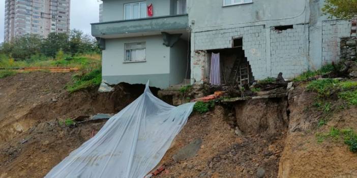 Samsun'da toprak kayması sonucu 2 katlı bina hasar gördü