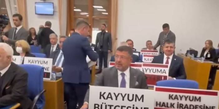 Meclis'te kayyum protestosu. Milletvekilleri döviz açtı DEM Partili isimler de katıldı